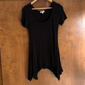 Plain black tshirt with pronounced sides. Perfect for the office or dinner